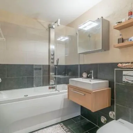 Near Lift With Balcony & River View Apartment *